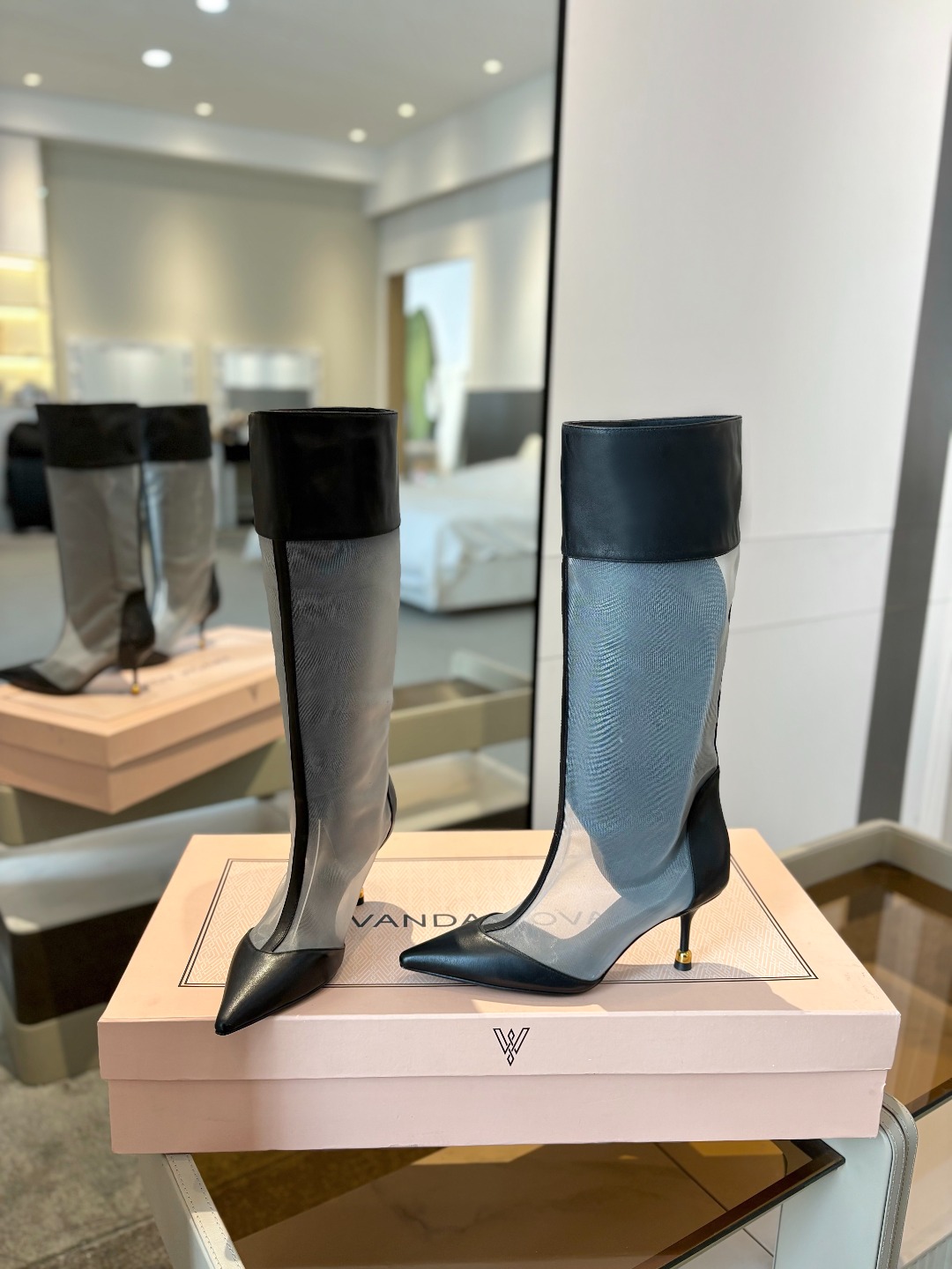 
VANDA NOVAK来自意大利品牌  全网独家
       耗时3个月研发
    鞋跟独特设计酒