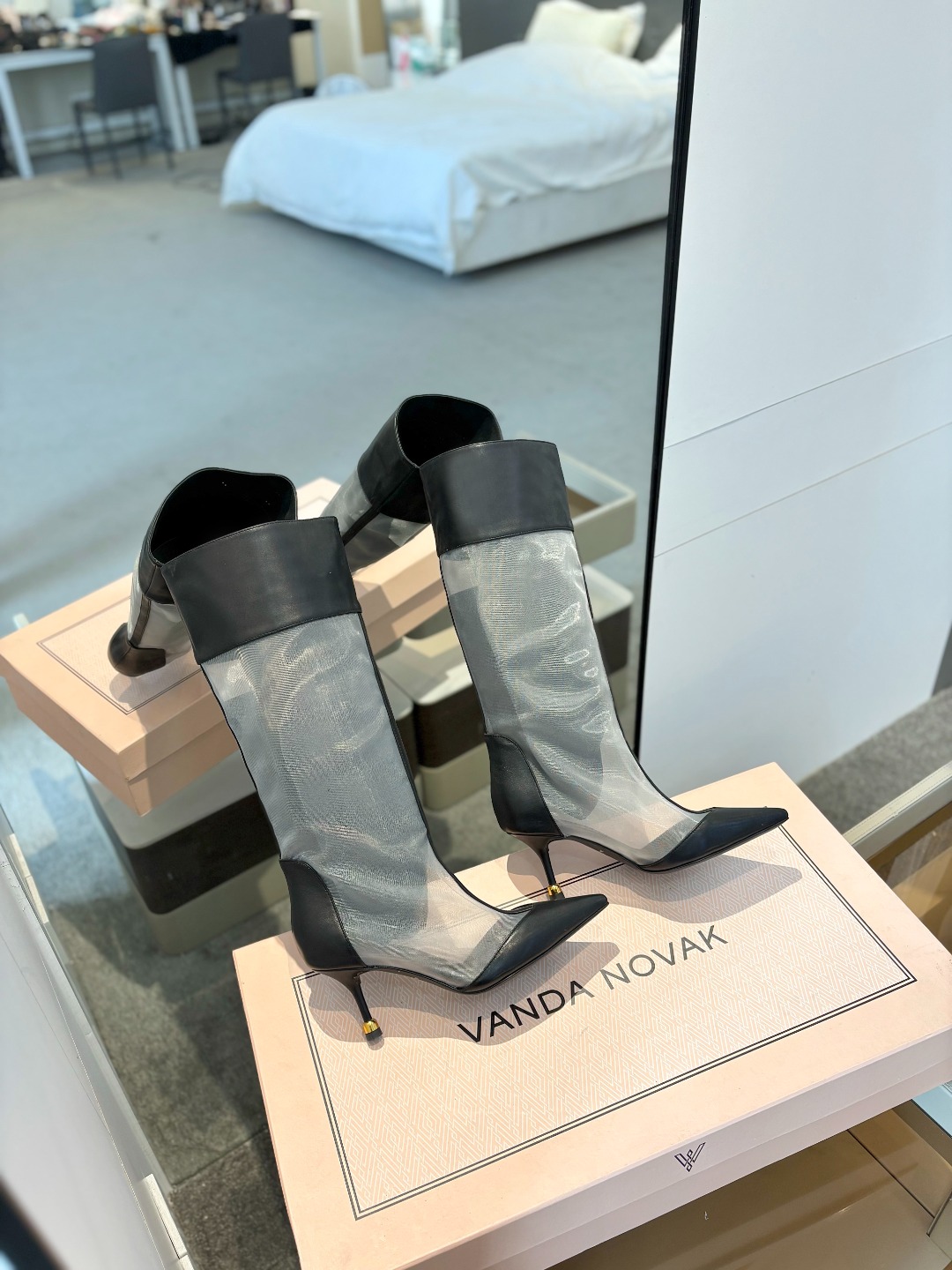 
VANDA NOVAK来自意大利品牌  全网独家
       耗时3个月研发
    鞋跟独特设计酒