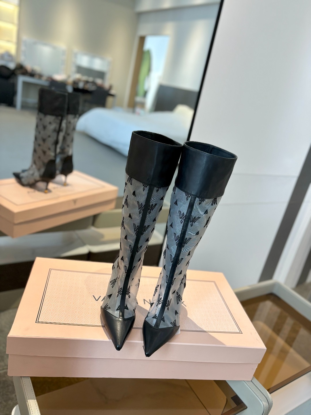 VANDA NOVAK来自意大利品牌 全网独家
耗时3个月研发
鞋跟独特设计酒