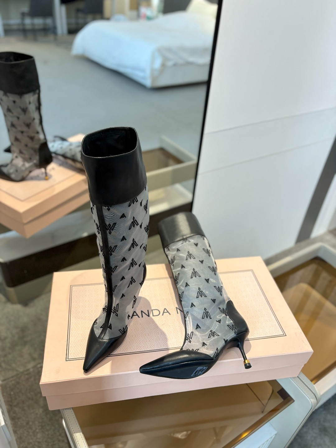 VANDA NOVAK来自意大利品牌 全网独家
耗时3个月研发
鞋跟独特设计酒