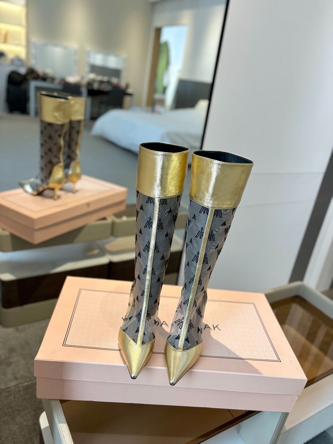 VANDA NOVAK来自意大利品牌 全网独家
耗时3个月研发
鞋跟独特设计酒