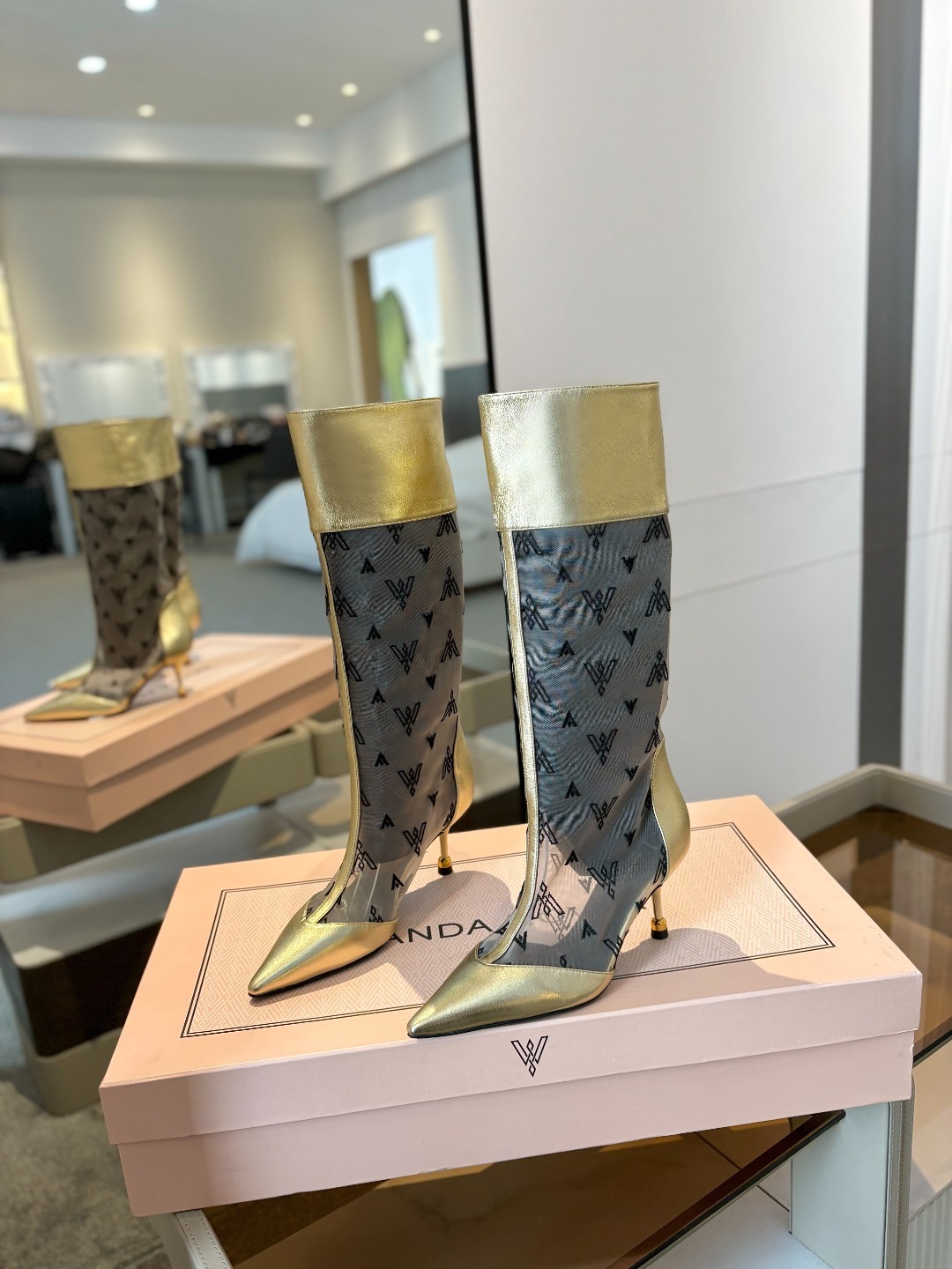 VANDA NOVAK来自意大利品牌 全网独家
耗时3个月研发
鞋跟独特设计酒