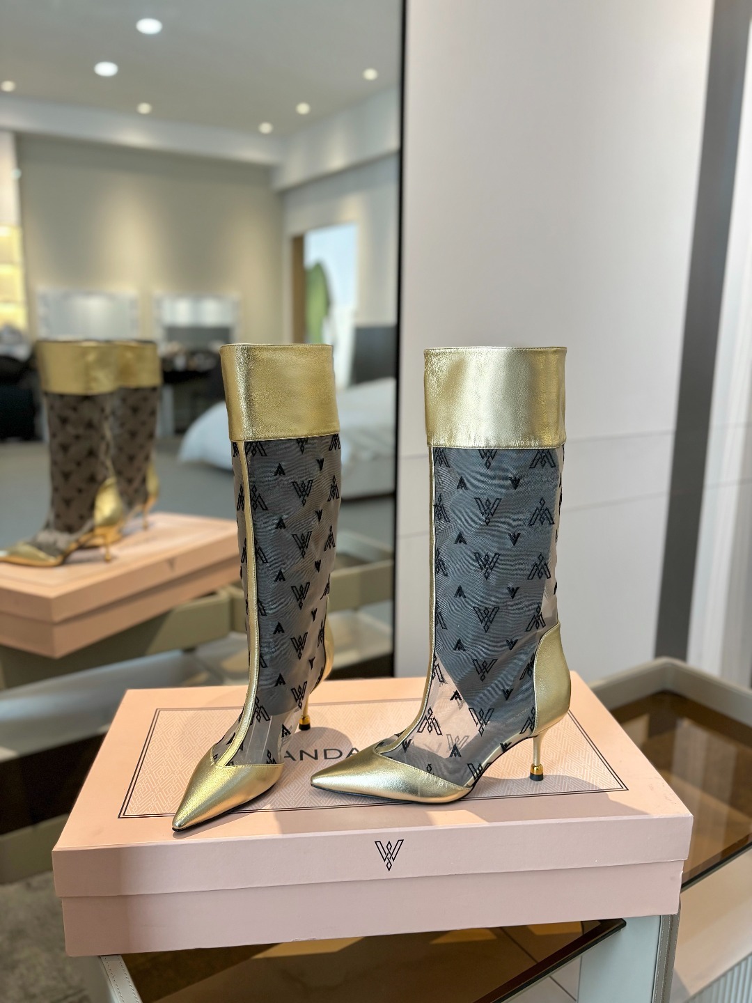 VANDA NOVAK来自意大利品牌 全网独家
耗时3个月研发
鞋跟独特设计酒