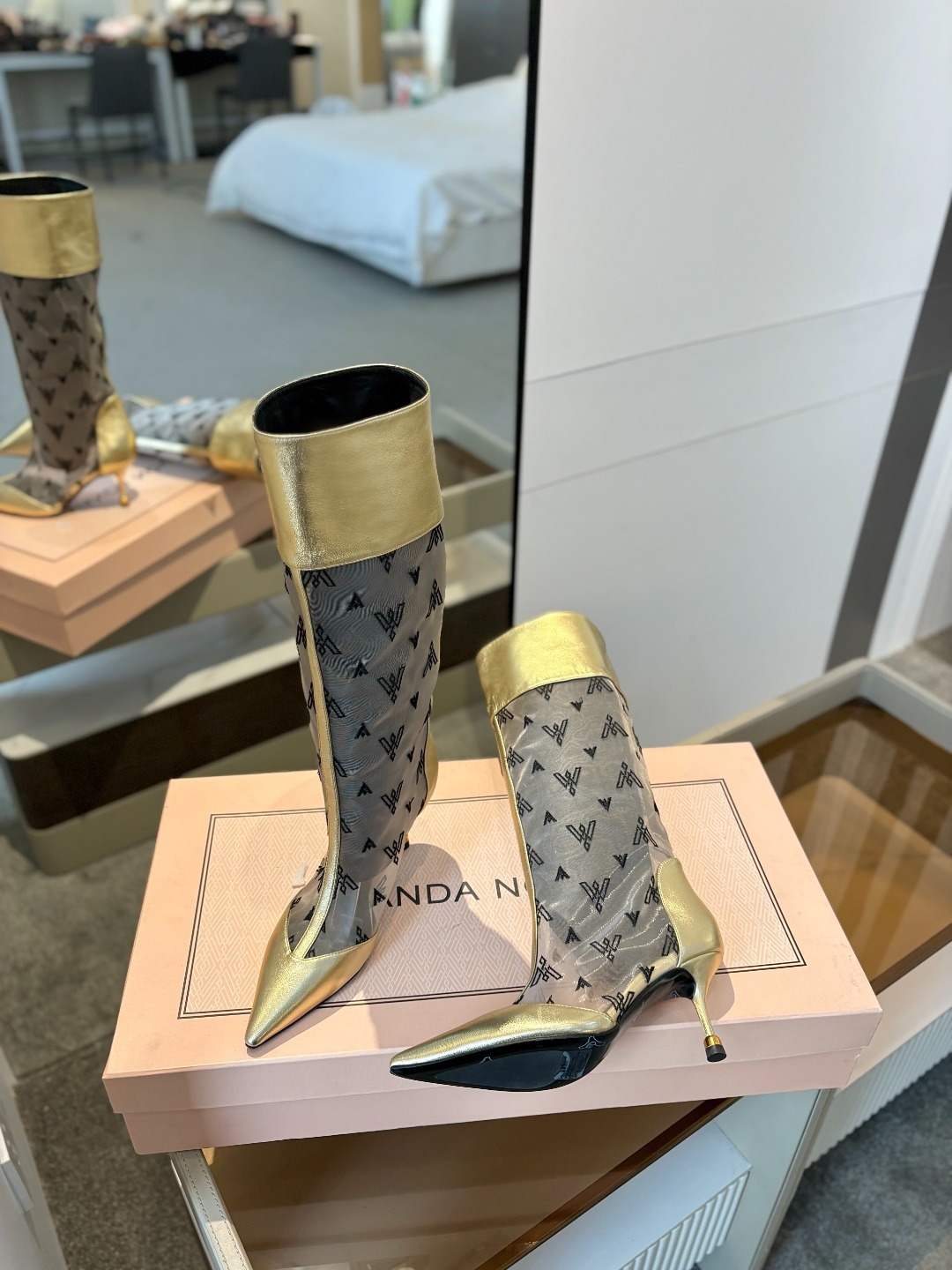 VANDA NOVAK来自意大利品牌 全网独家
耗时3个月研发
鞋跟独特设计酒