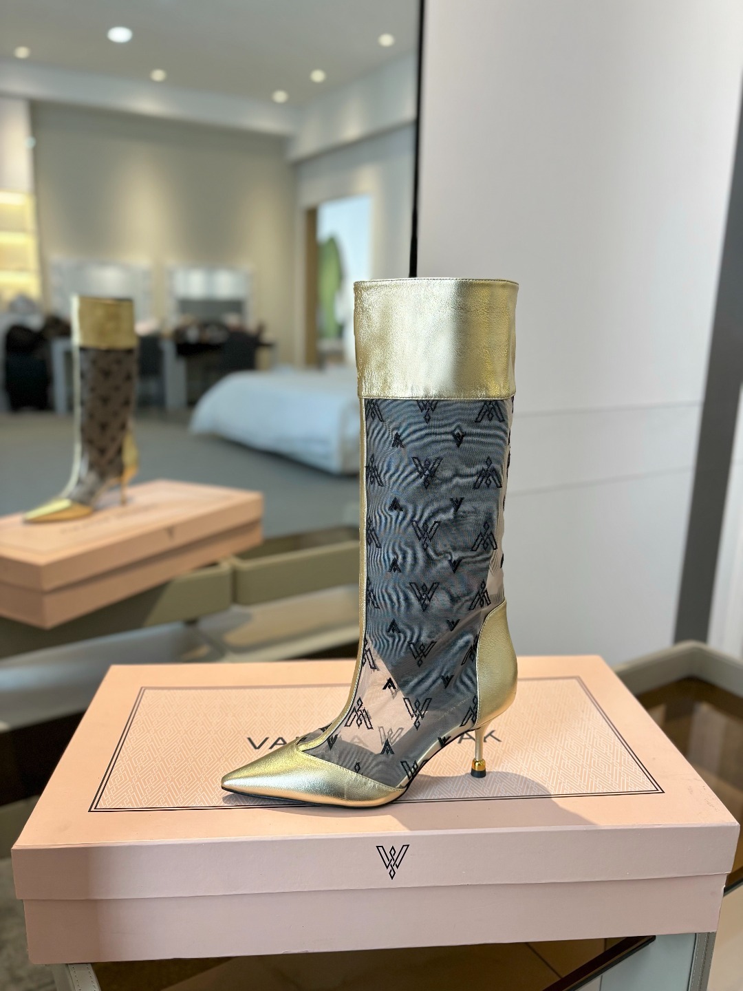 VANDA NOVAK来自意大利品牌 全网独家
耗时3个月研发
鞋跟独特设计酒