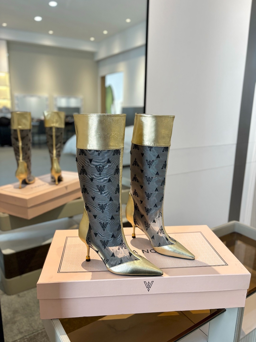 VANDA NOVAK来自意大利品牌 全网独家
耗时3个月研发
鞋跟独特设计酒