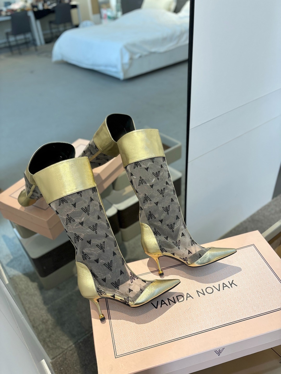 VANDA NOVAK来自意大利品牌 全网独家
耗时3个月研发
鞋跟独特设计酒