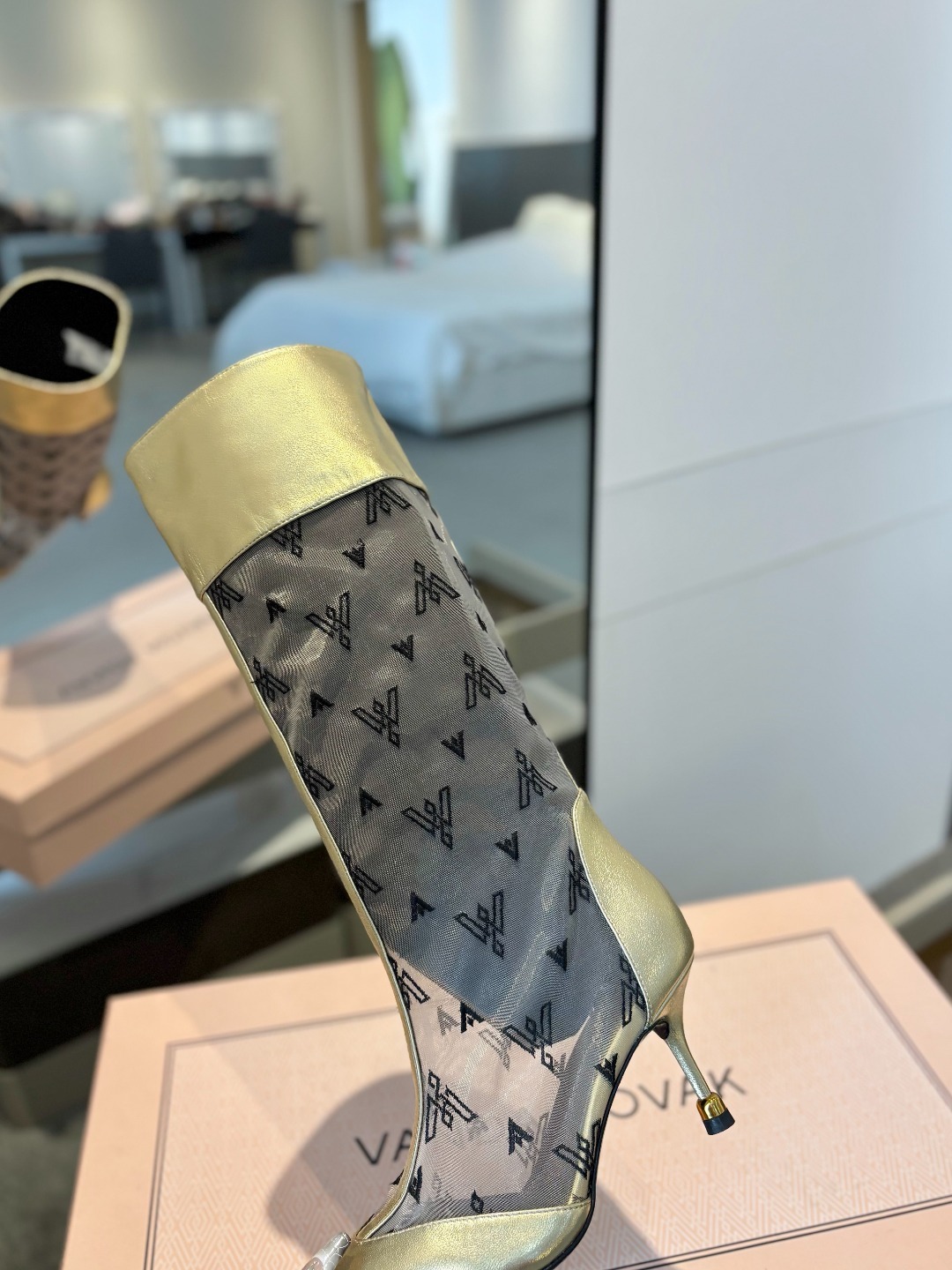 VANDA NOVAK来自意大利品牌 全网独家
耗时3个月研发
鞋跟独特设计酒