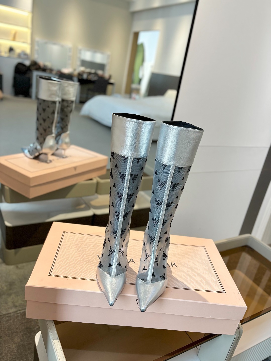 VANDA NOVAK来自意大利品牌 全网独家
耗时3个月研发
鞋跟独特设计酒