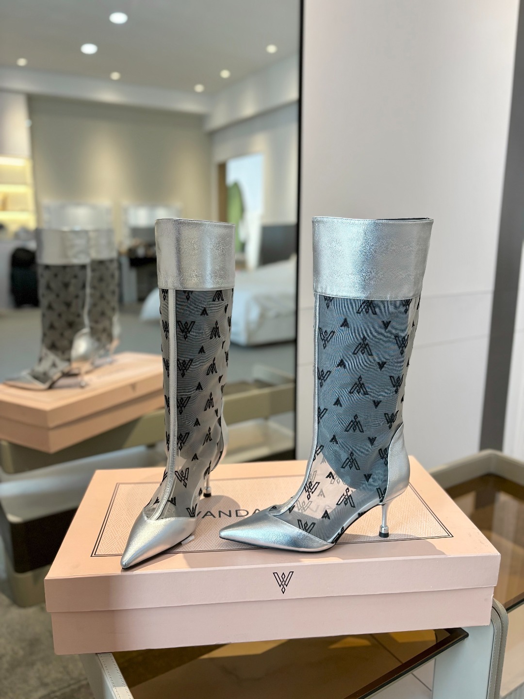 VANDA NOVAK来自意大利品牌 全网独家
耗时3个月研发
鞋跟独特设计酒
