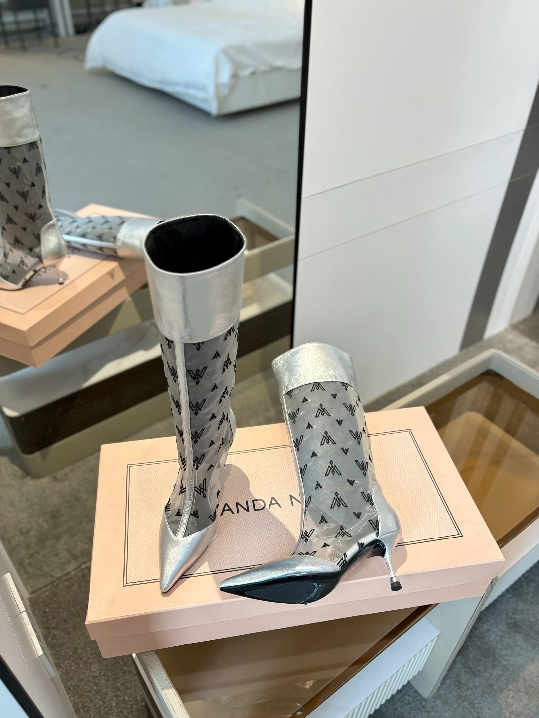 VANDA NOVAK来自意大利品牌 全网独家
耗时3个月研发
鞋跟独特设计酒