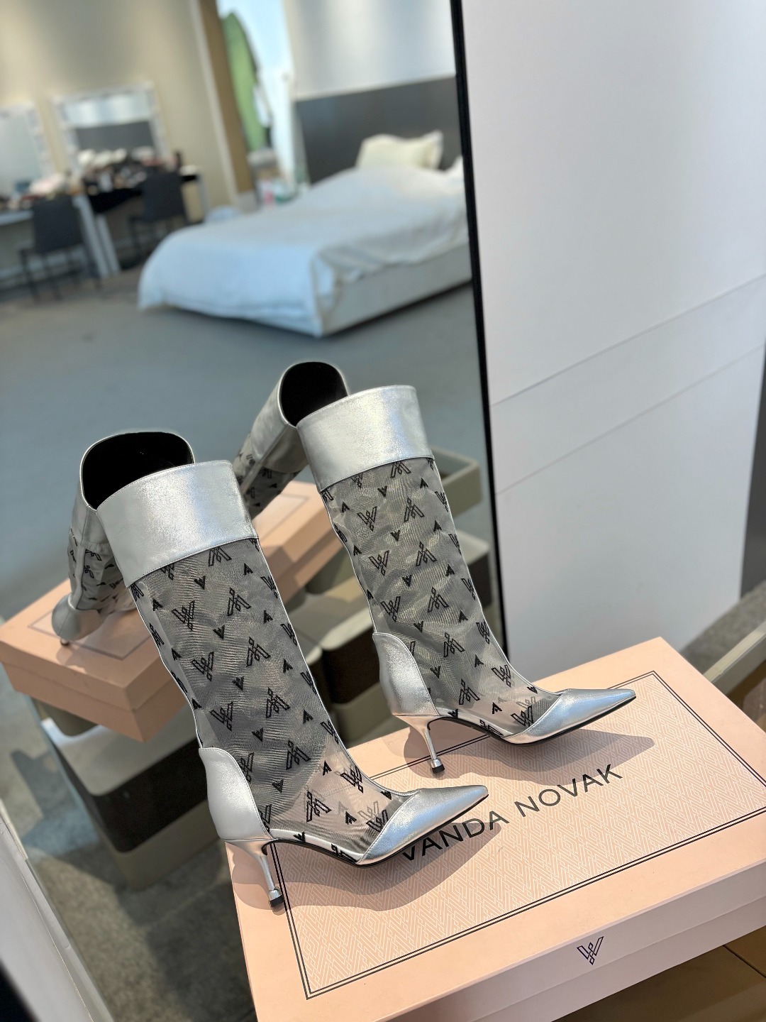 VANDA NOVAK来自意大利品牌 全网独家
耗时3个月研发
鞋跟独特设计酒