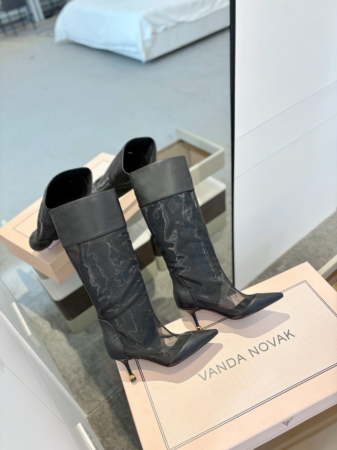 VANDA NOVAK来自意大利品牌 全网独家
耗时3个月研发
鞋跟独特设计酒