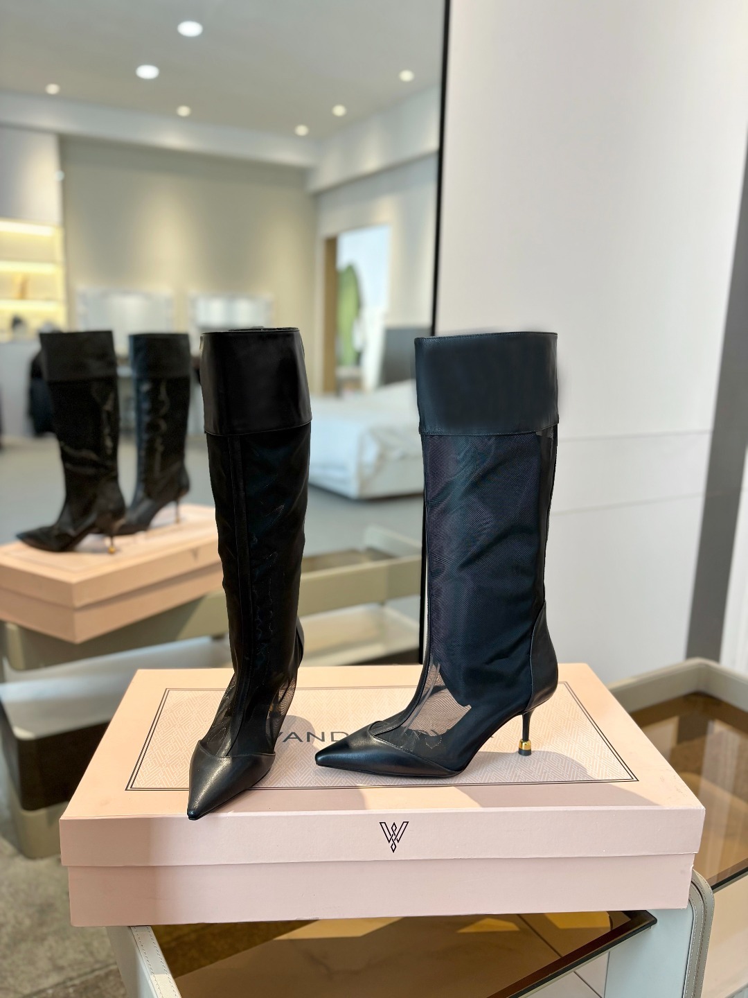 VANDA NOVAK来自意大利品牌 全网独家
耗时3个月研发
鞋跟独特设计酒