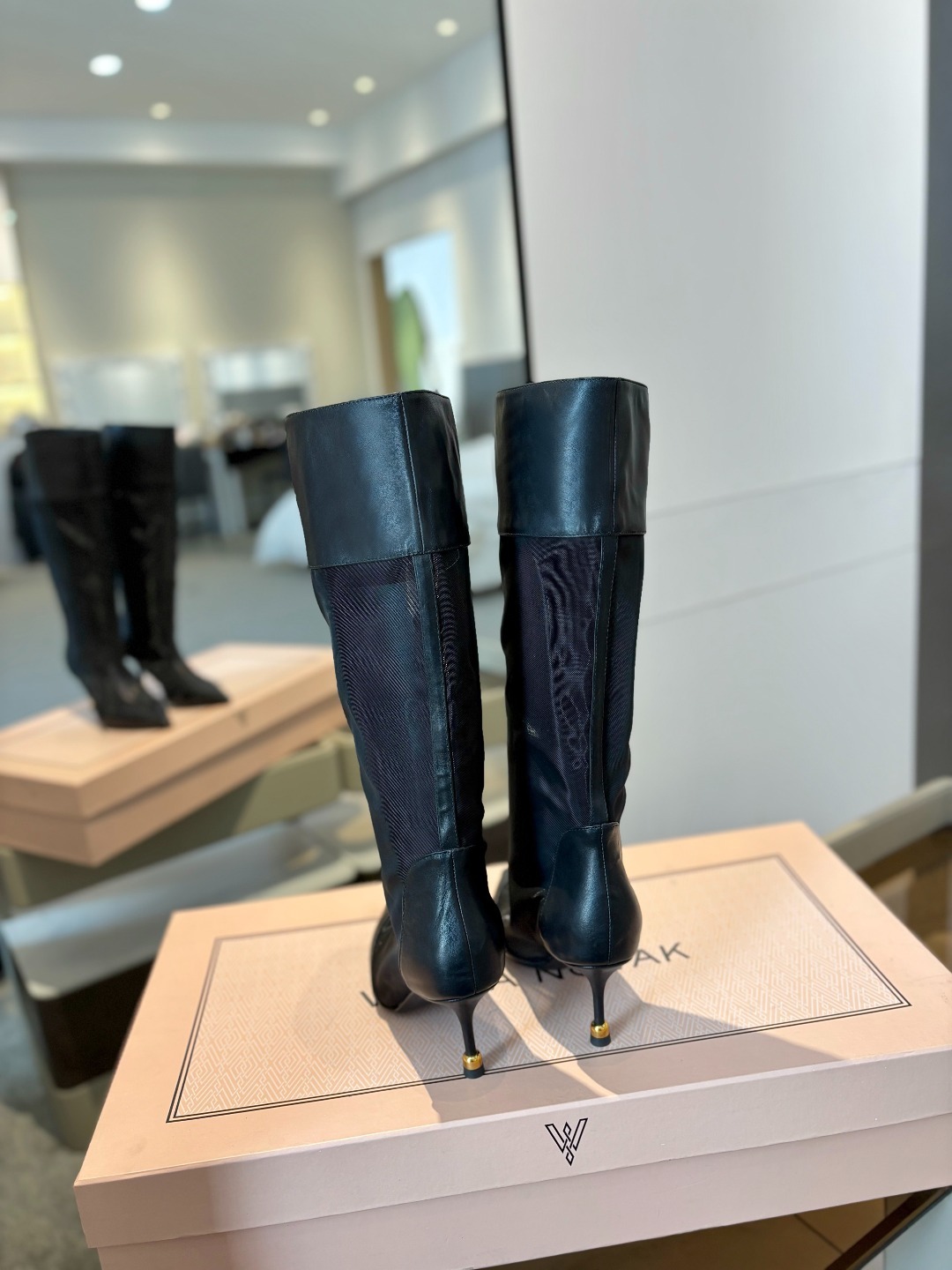 VANDA NOVAK来自意大利品牌 全网独家
耗时3个月研发
鞋跟独特设计酒