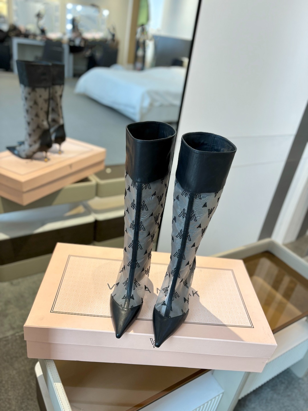 VANDA NOVAK来自意大利品牌 全网独家
耗时3个月研发
鞋跟独特设计酒
