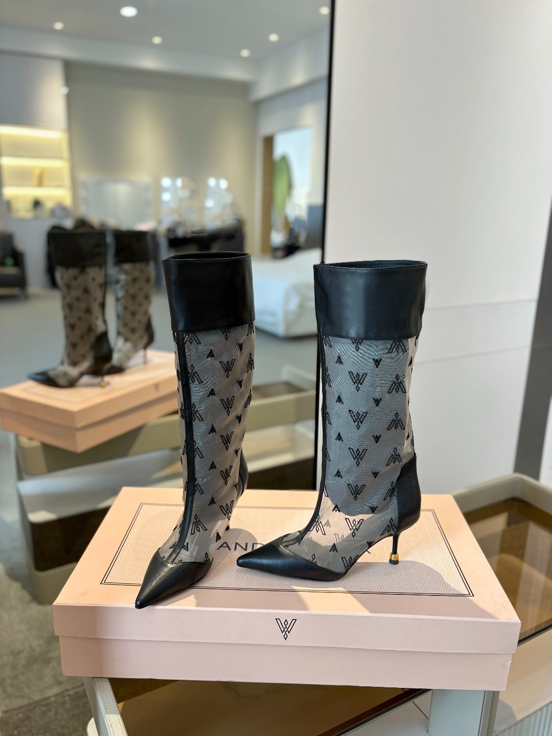 VANDA NOVAK来自意大利品牌 全网独家
耗时3个月研发
鞋跟独特设计酒