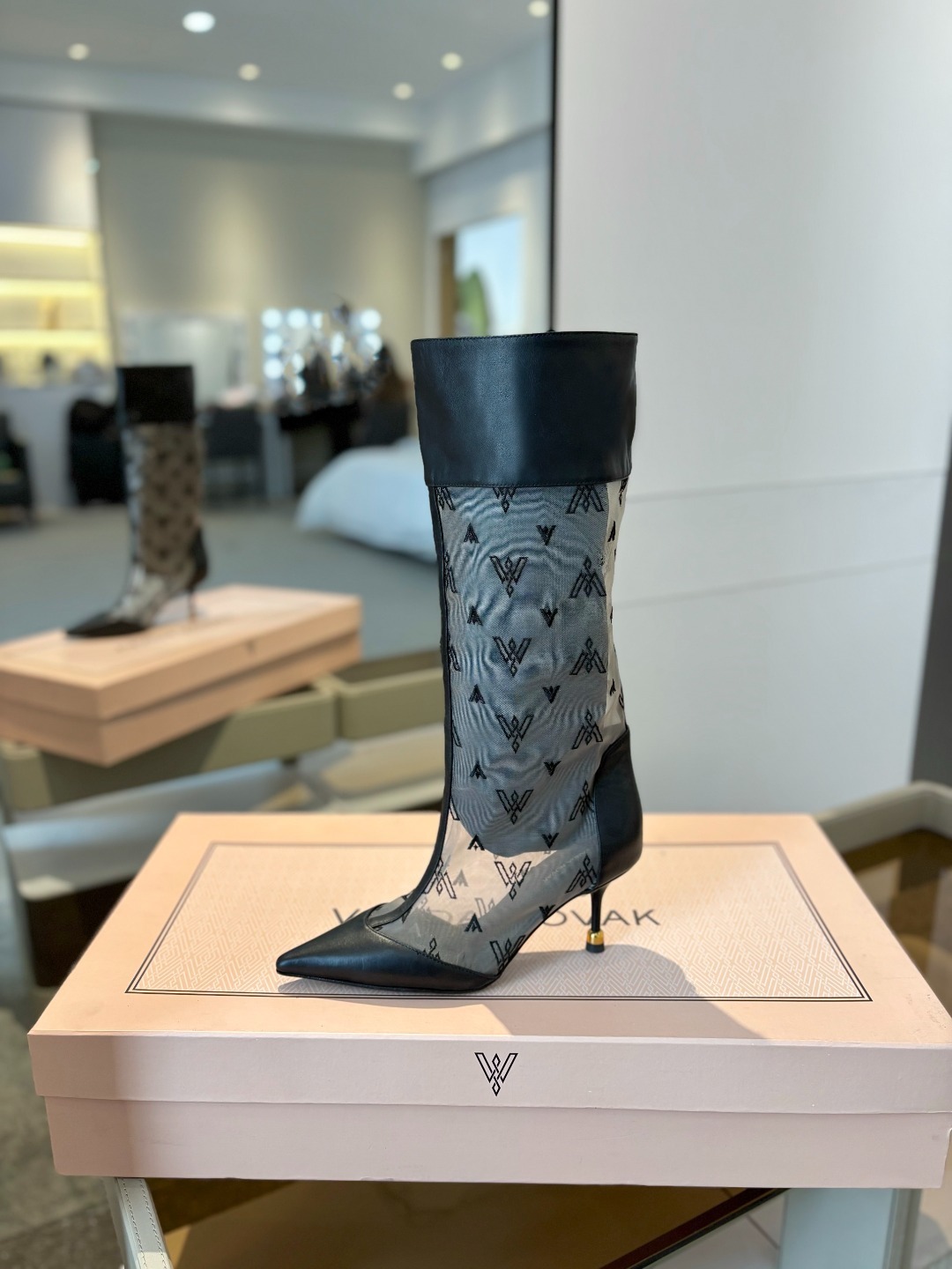 VANDA NOVAK来自意大利品牌 全网独家
耗时3个月研发
鞋跟独特设计酒