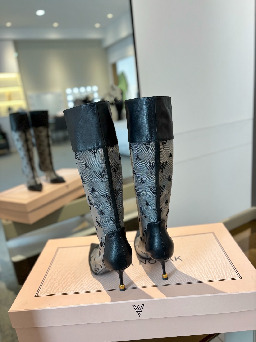 VANDA NOVAK来自意大利品牌 全网独家
耗时3个月研发
鞋跟独特设计酒
