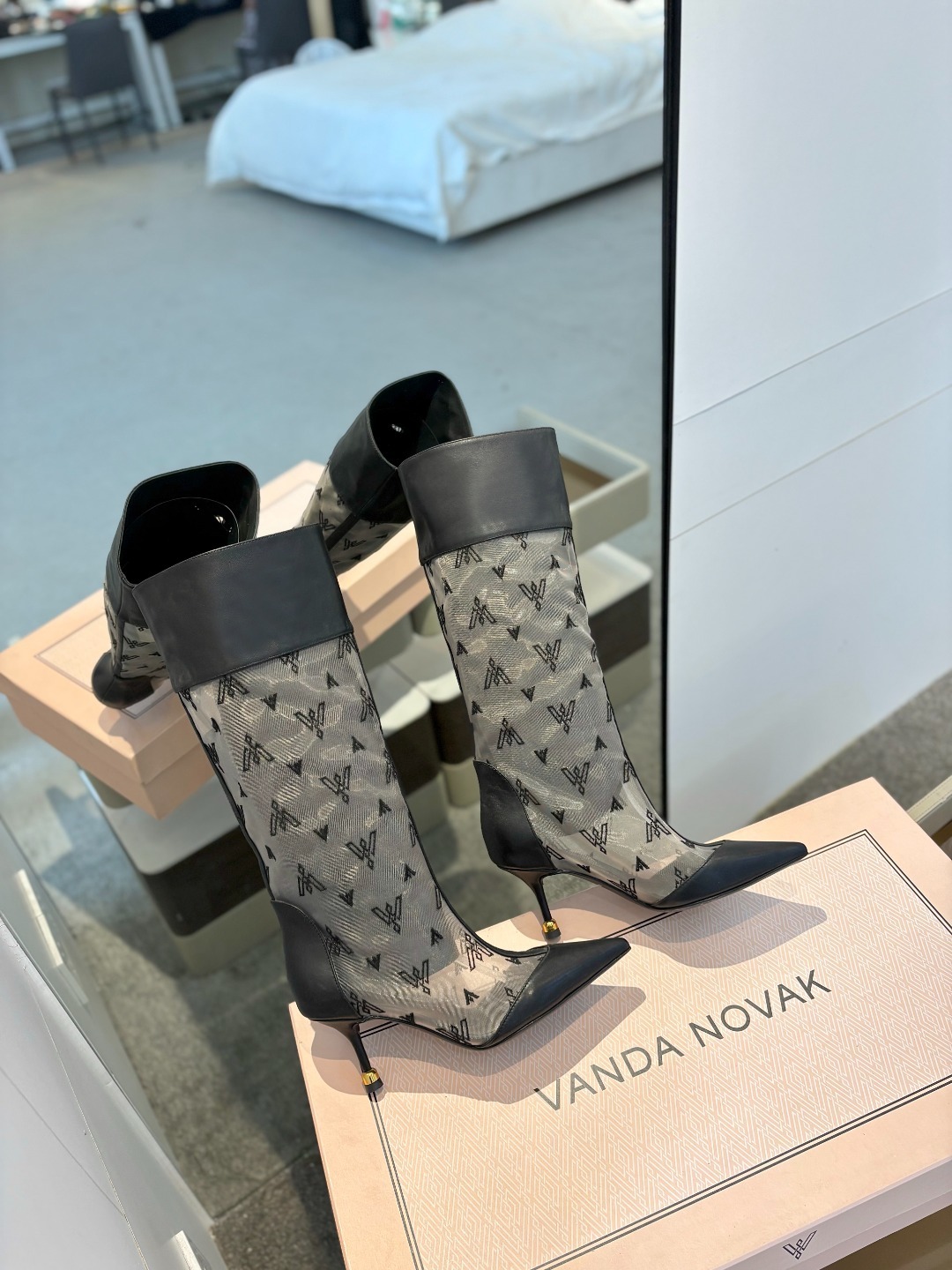 VANDA NOVAK来自意大利品牌 全网独家
耗时3个月研发
鞋跟独特设计酒