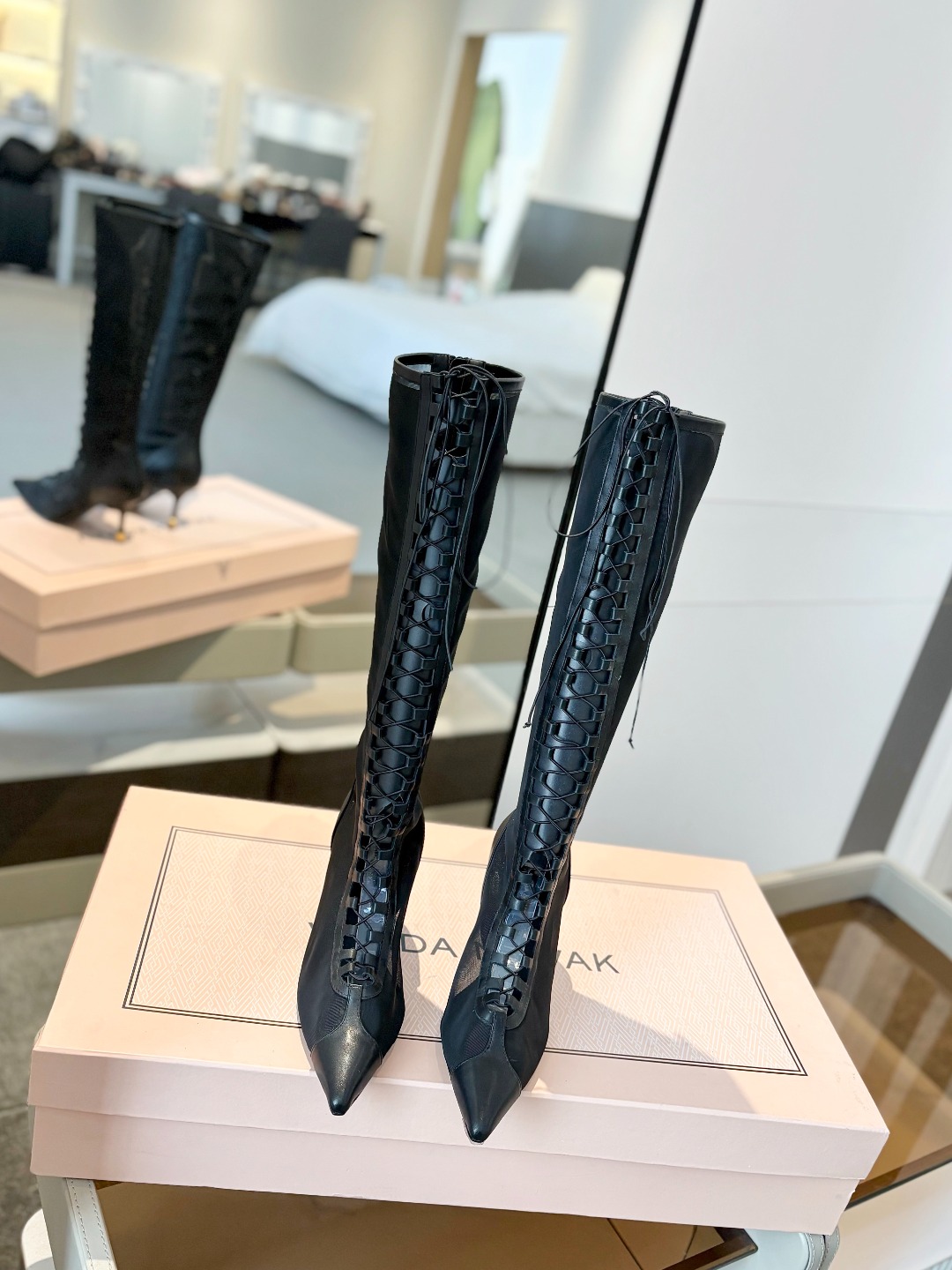 
VANDA NOVAK来自意大利品牌  全网独家
       耗时3个月研发
    鞋跟独特设计酒
