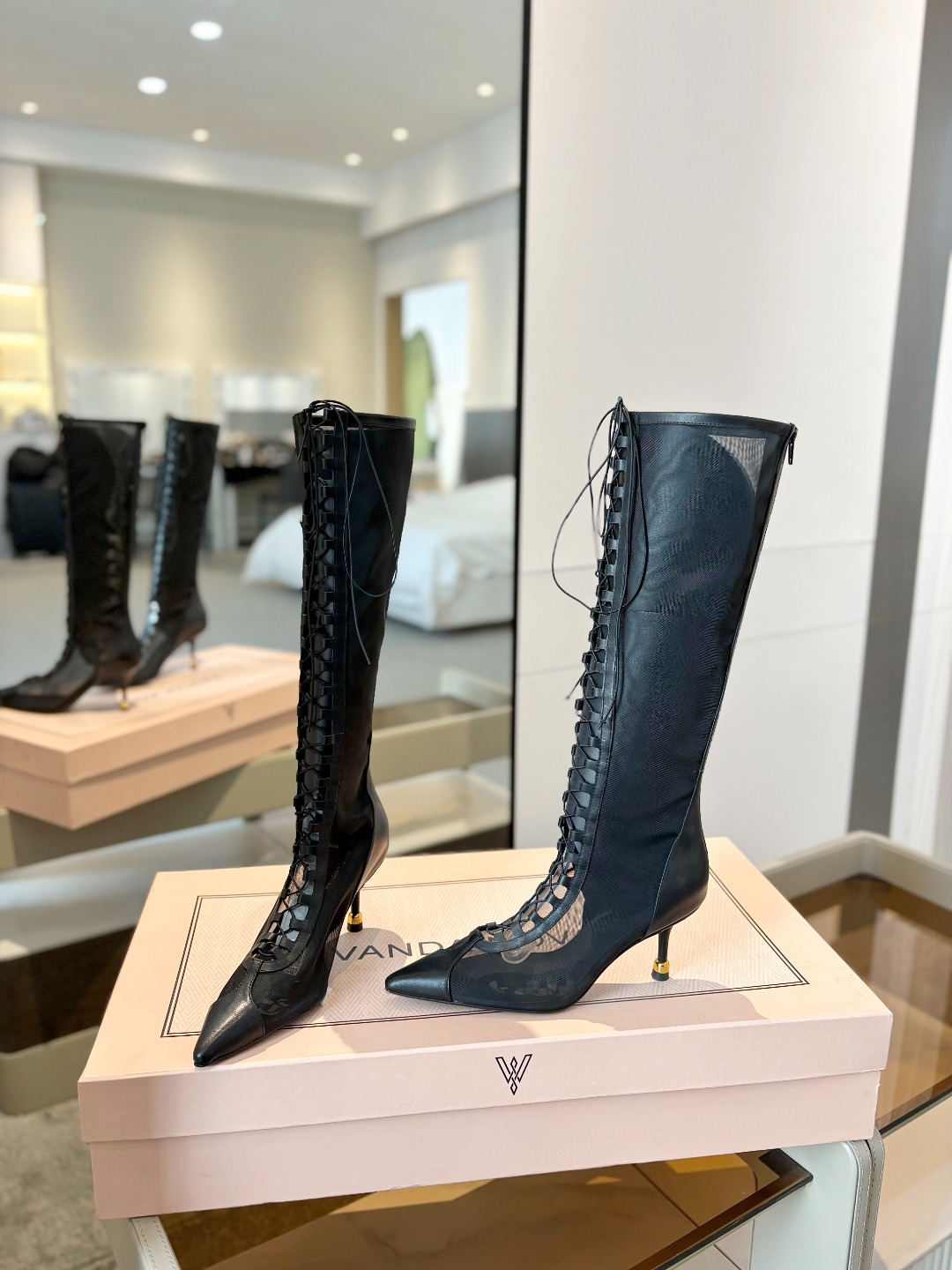 
VANDA NOVAK来自意大利品牌  全网独家
       耗时3个月研发
    鞋跟独特设计酒