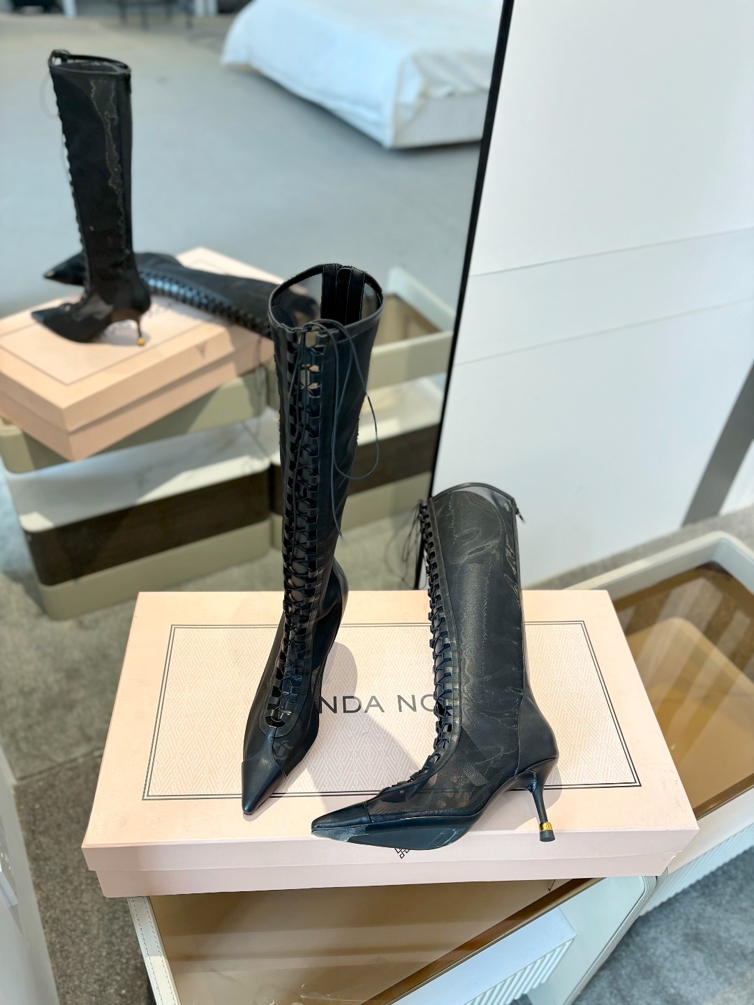 
VANDA NOVAK来自意大利品牌  全网独家
       耗时3个月研发
    鞋跟独特设计酒