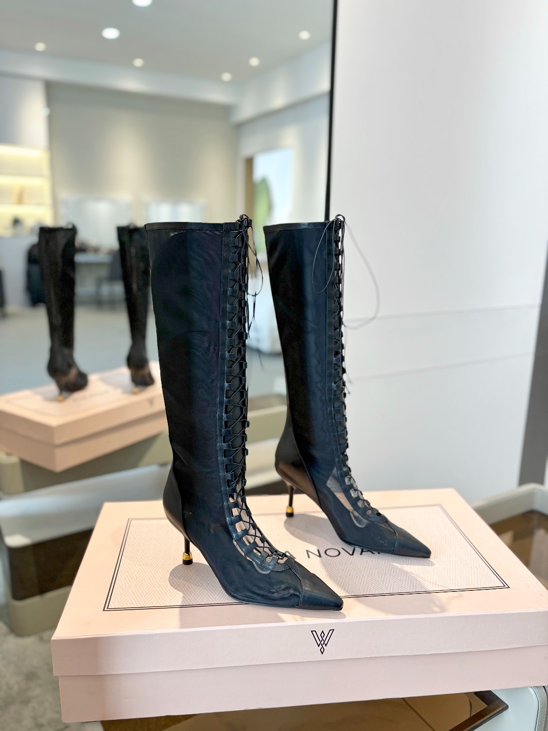 
VANDA NOVAK来自意大利品牌  全网独家
       耗时3个月研发
    鞋跟独特设计酒