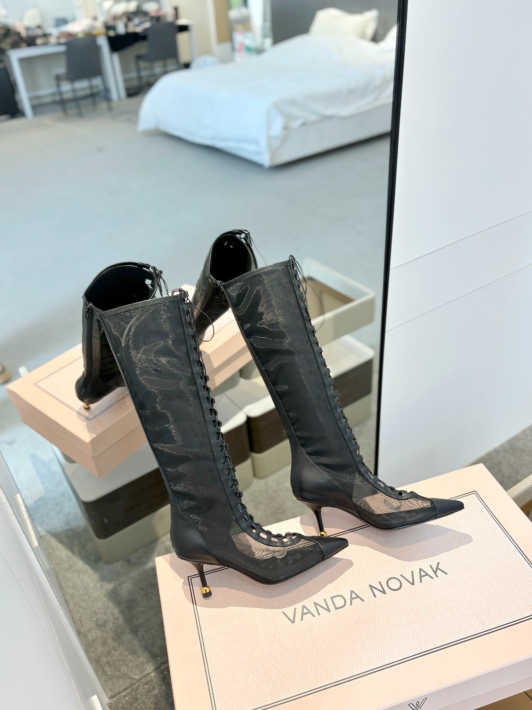 
VANDA NOVAK来自意大利品牌  全网独家
       耗时3个月研发
    鞋跟独特设计酒