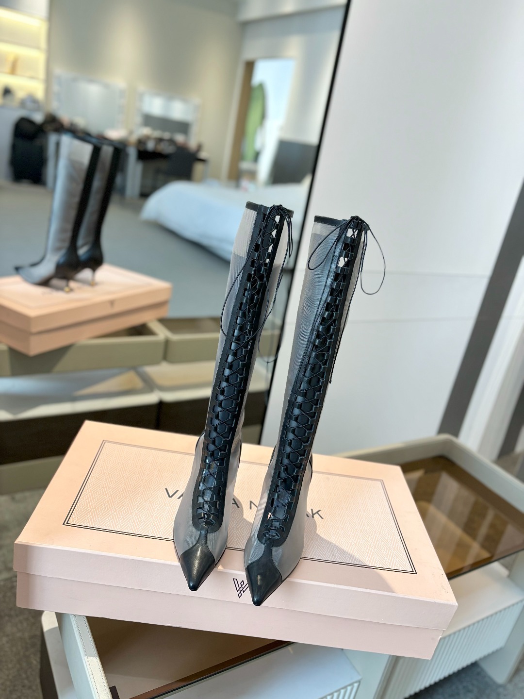 VANDA NOVAK来自意大利品牌 全网独家
耗时3个月研发
鞋跟独特设计酒