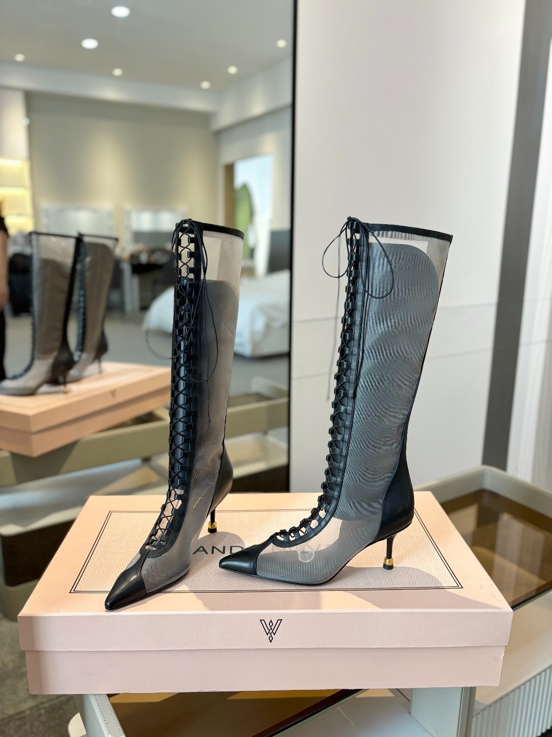 VANDA NOVAK来自意大利品牌 全网独家
耗时3个月研发
鞋跟独特设计酒