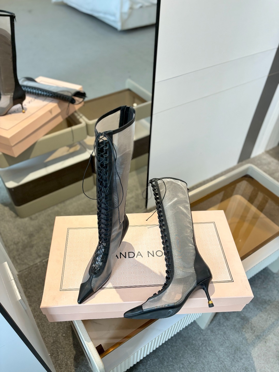 VANDA NOVAK来自意大利品牌 全网独家
耗时3个月研发
鞋跟独特设计酒