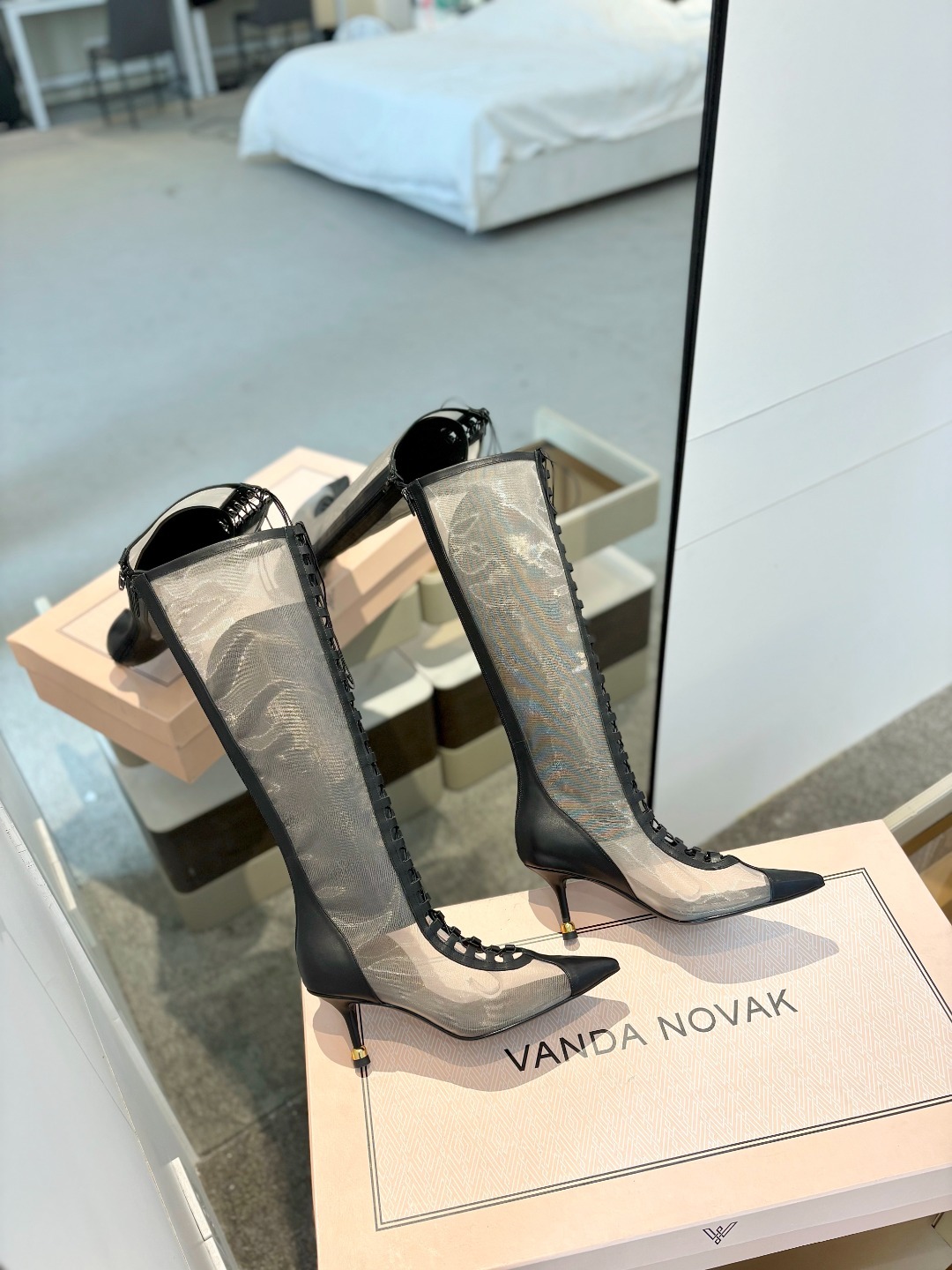 VANDA NOVAK来自意大利品牌 全网独家
耗时3个月研发
鞋跟独特设计酒