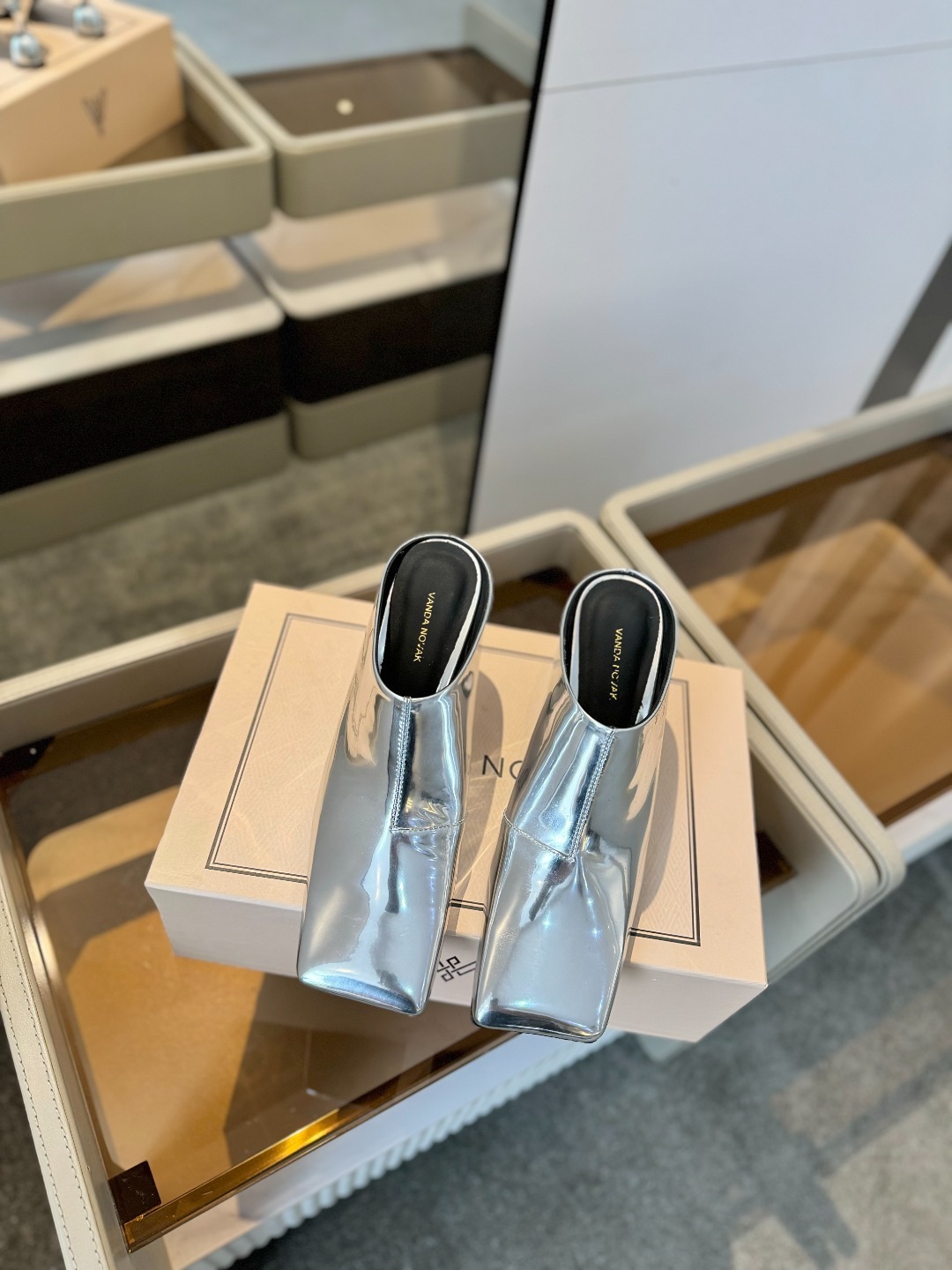 VANDA NOVAK来自意大利品牌 全网独家
耗时3个月研发
鞋跟独特设计酒