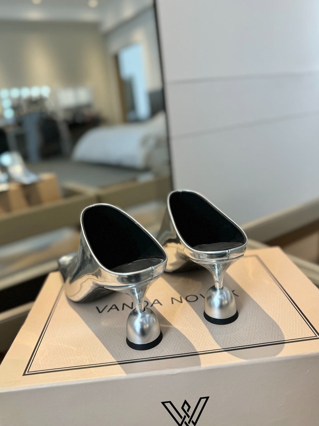 VANDA NOVAK来自意大利品牌 全网独家
耗时3个月研发
鞋跟独特设计酒