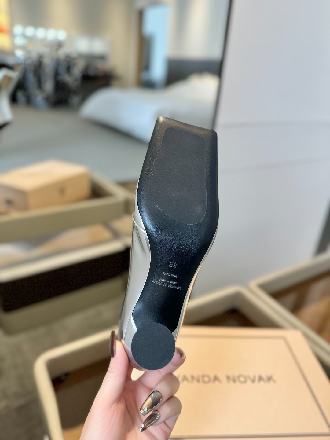 VANDA NOVAK来自意大利品牌 全网独家
耗时3个月研发
鞋跟独特设计酒