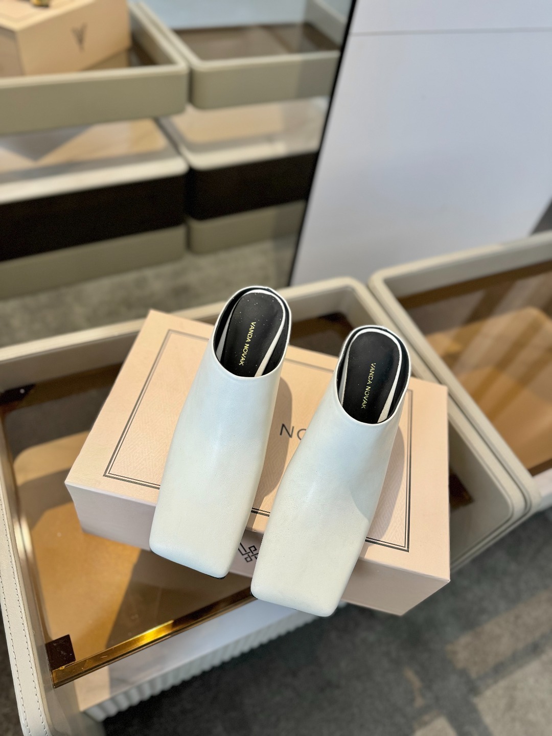 VANDA NOVAK来自意大利品牌 全网独家
耗时3个月研发
鞋跟独特设计酒