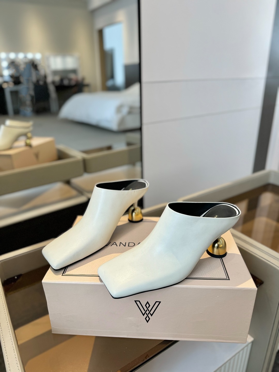 VANDA NOVAK来自意大利品牌 全网独家
耗时3个月研发
鞋跟独特设计酒