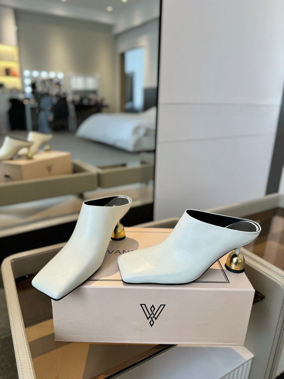 VANDA NOVAK来自意大利品牌 全网独家
耗时3个月研发
鞋跟独特设计酒