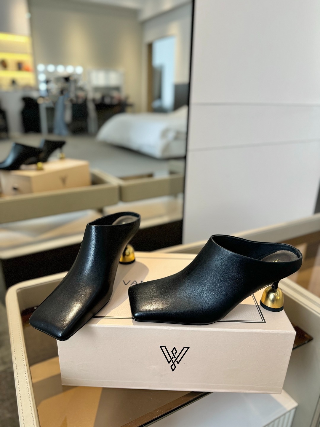 VANDA NOVAK来自意大利品牌 全网独家
耗时3个月研发
鞋跟独特设计酒