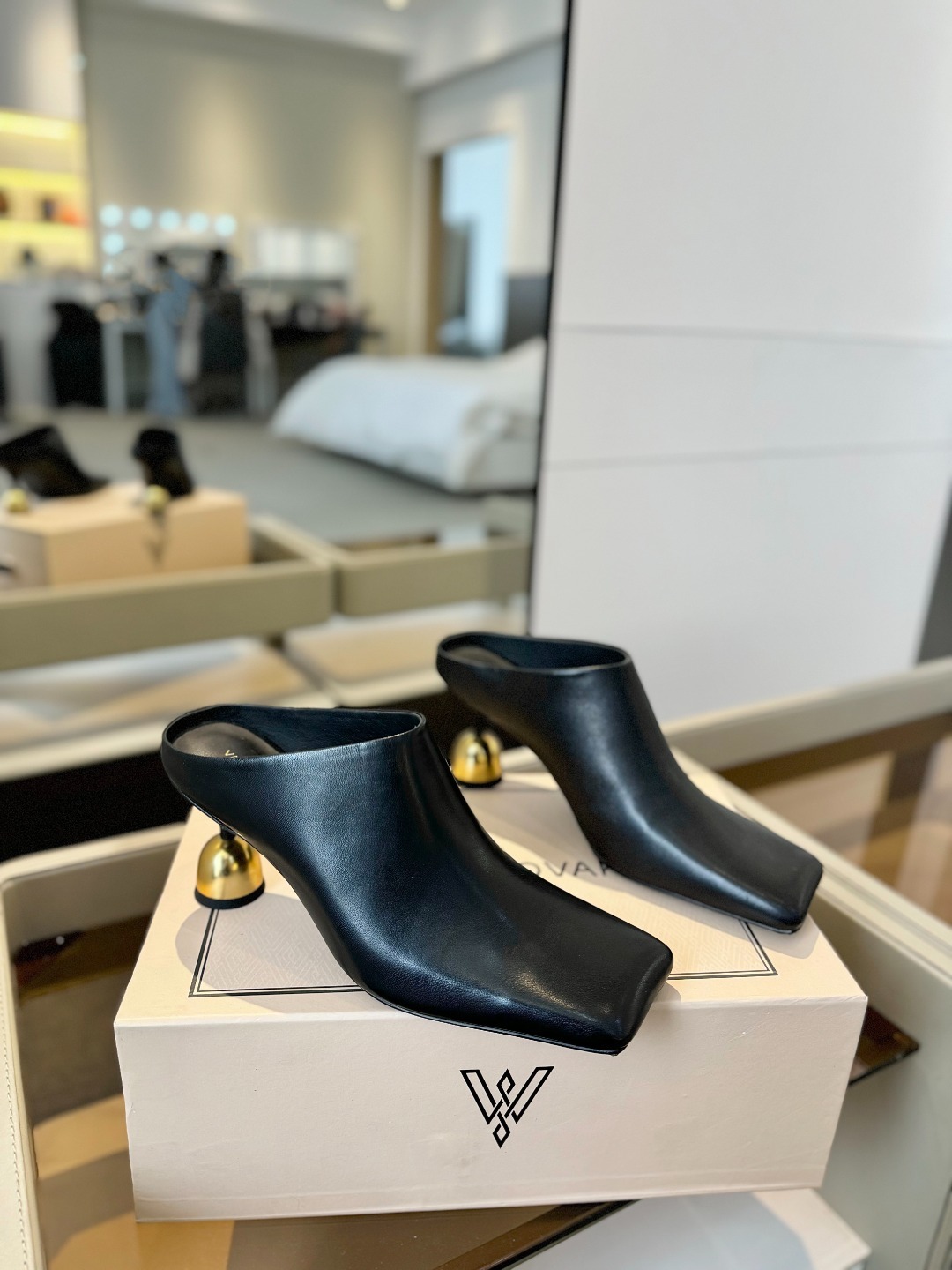 VANDA NOVAK来自意大利品牌 全网独家
耗时3个月研发
鞋跟独特设计酒