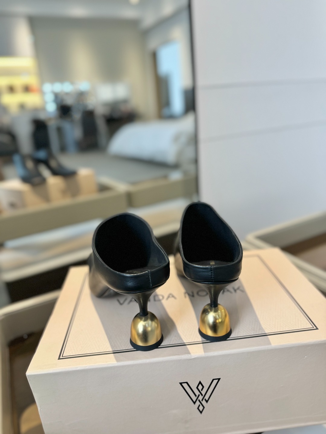 VANDA NOVAK来自意大利品牌 全网独家
耗时3个月研发
鞋跟独特设计酒