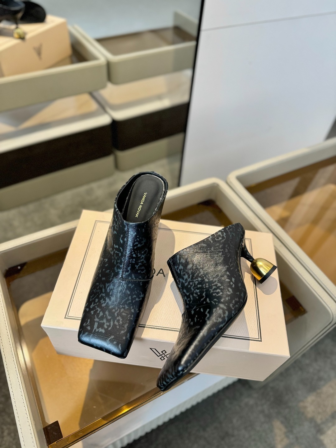 VANDA NOVAK来自意大利品牌 全网独家
耗时3个月研发
鞋跟独特设计酒