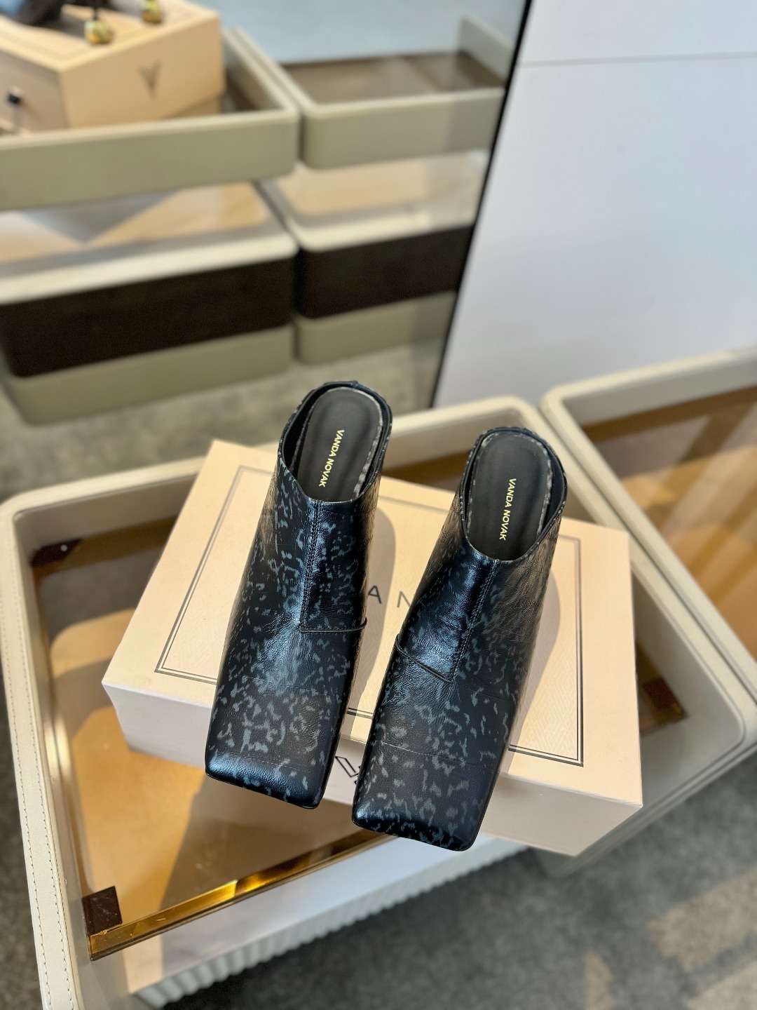 VANDA NOVAK来自意大利品牌 全网独家
耗时3个月研发
鞋跟独特设计酒