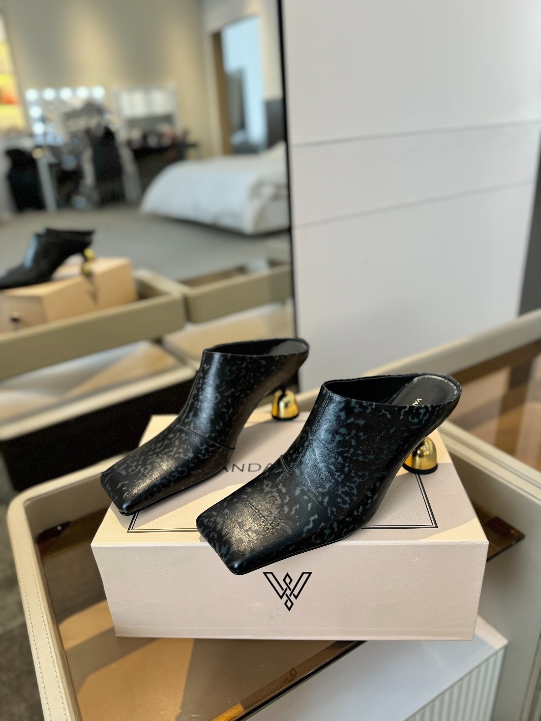 VANDA NOVAK来自意大利品牌 全网独家
耗时3个月研发
鞋跟独特设计酒