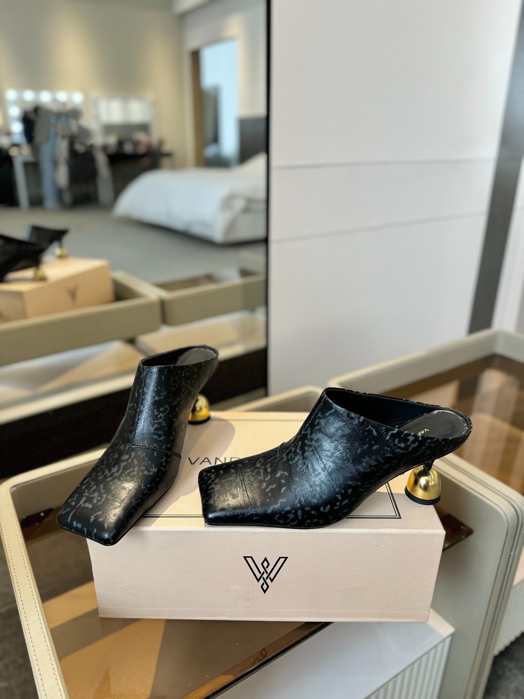 VANDA NOVAK来自意大利品牌 全网独家
耗时3个月研发
鞋跟独特设计酒