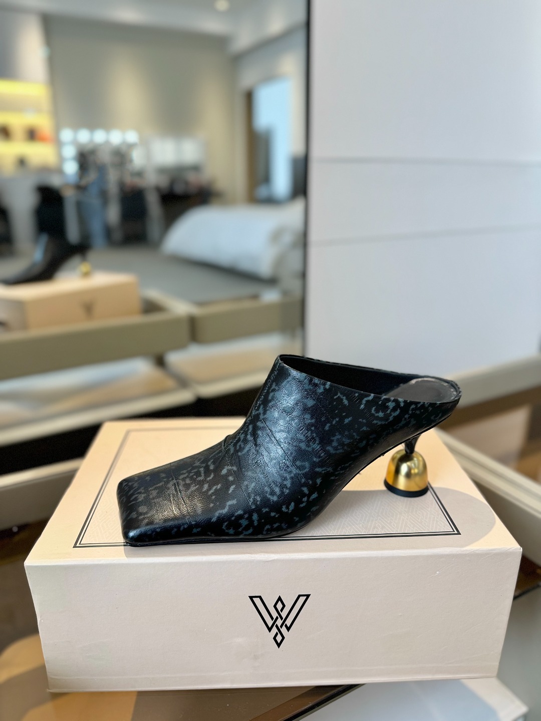 VANDA NOVAK来自意大利品牌 全网独家
耗时3个月研发
鞋跟独特设计酒