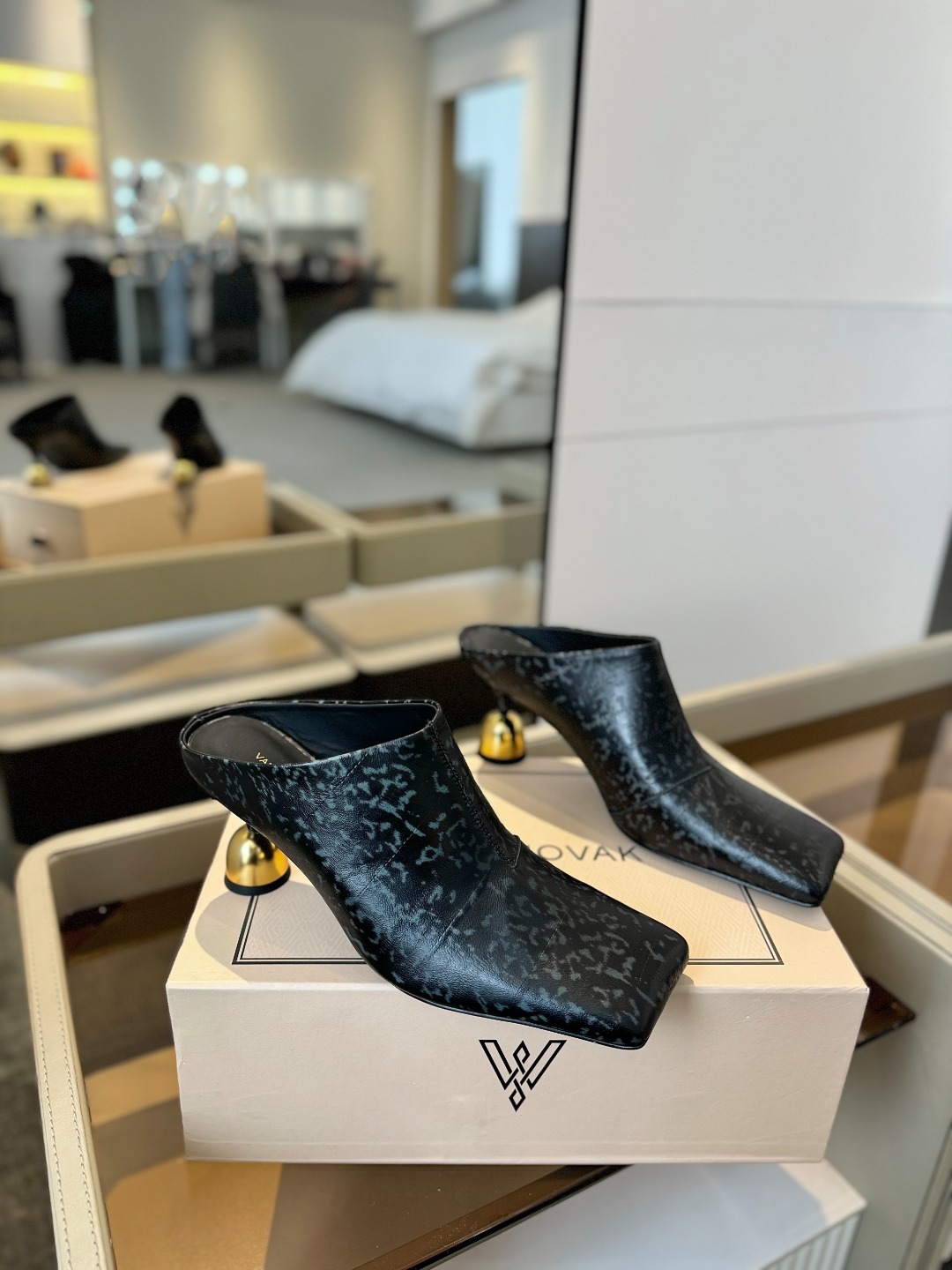 VANDA NOVAK来自意大利品牌 全网独家
耗时3个月研发
鞋跟独特设计酒