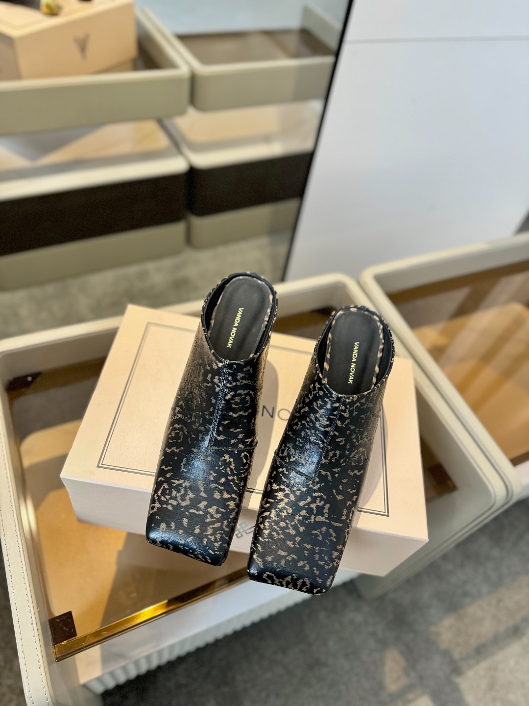 
VANDA NOVAK来自意大利品牌  全网独家
       耗时3个月研发
    鞋跟独特设计酒