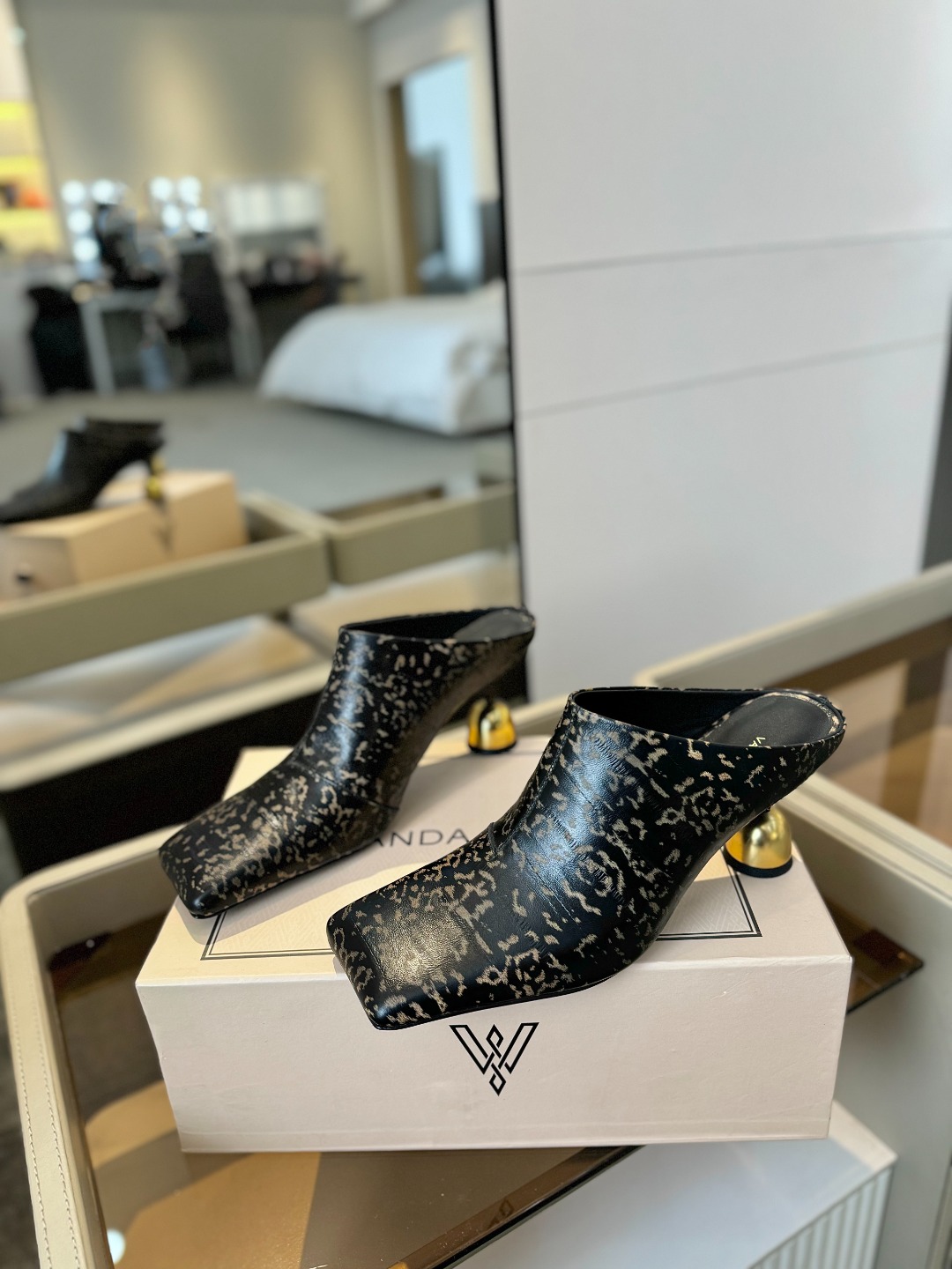 
VANDA NOVAK来自意大利品牌  全网独家
       耗时3个月研发
    鞋跟独特设计酒